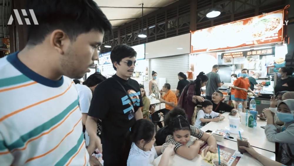 momen ngabuburit keluarga besar Atta dan Aurel di Singapura (youtube.com/attahalilintar)