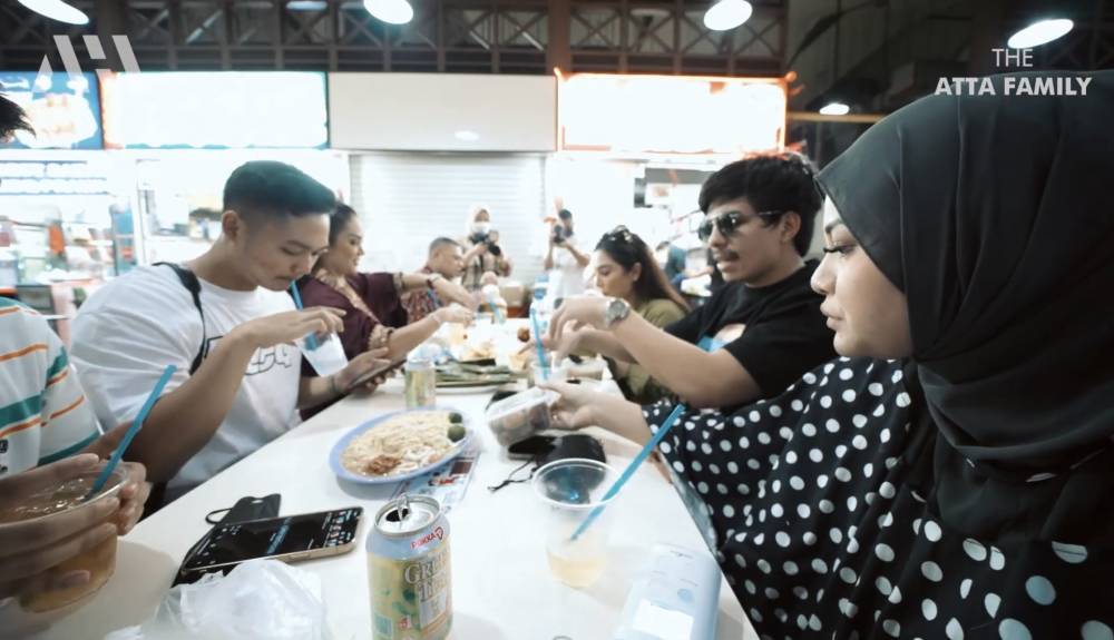momen ngabuburit keluarga besar Atta dan Aurel di Singapura (youtube.com/attahalilintar)