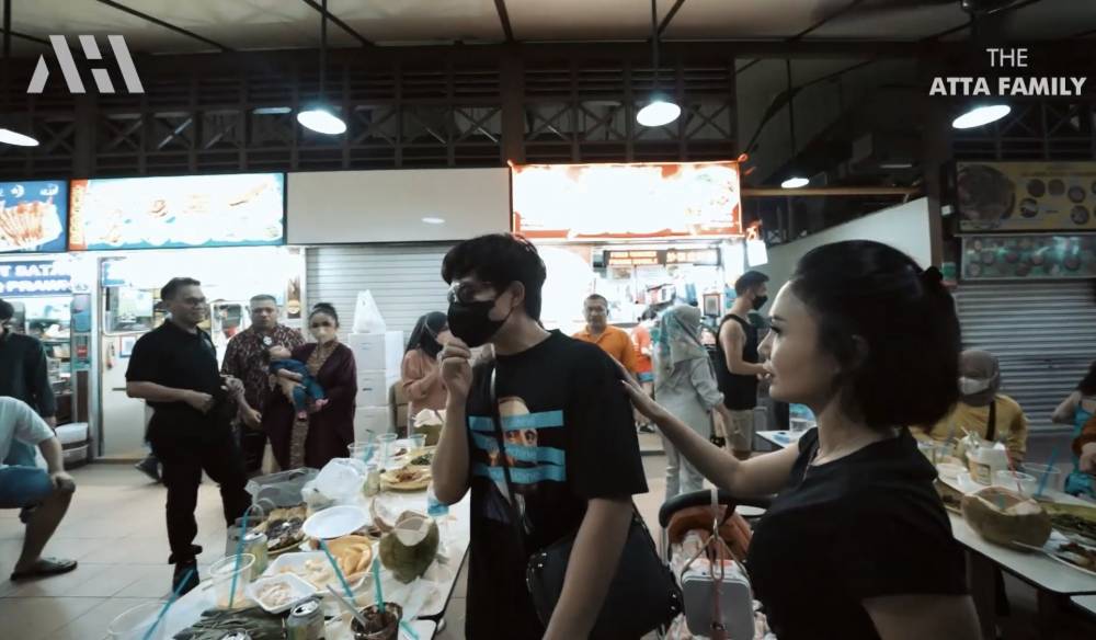 momen ngabuburit keluarga besar Atta dan Aurel di Singapura (youtube.com/attahalilintar)