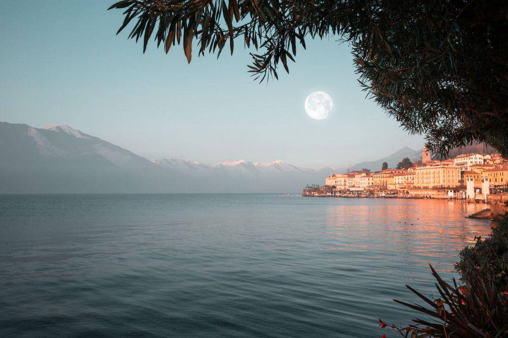 Lake Como, Italia (unsplash.com/Mikita Yo)