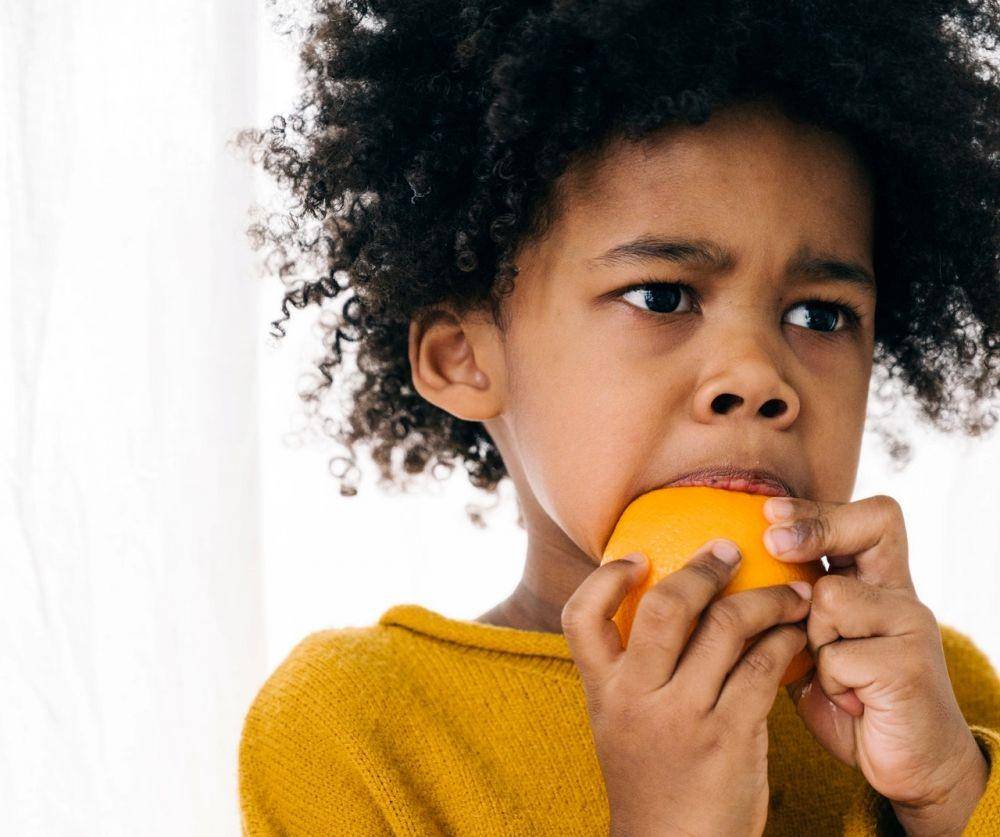 ilustrasi wajah mengernyit saat merasakan asam dari lemon (pexels.com/Ketut Subiyanto)