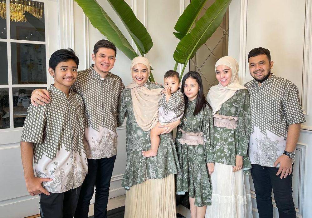potret keluarga Zaskia Sungkar (instagram.com/zaskiasungkar)