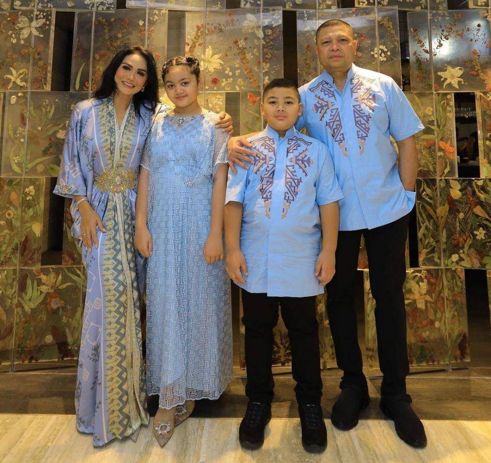 Krisdayanti bersama keluarga (instagram.com/krisdayantilemos)