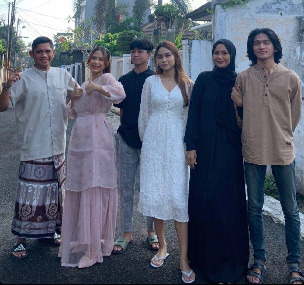 Nadin Amizah bersama keluarga (instagram.com/cakecaine)