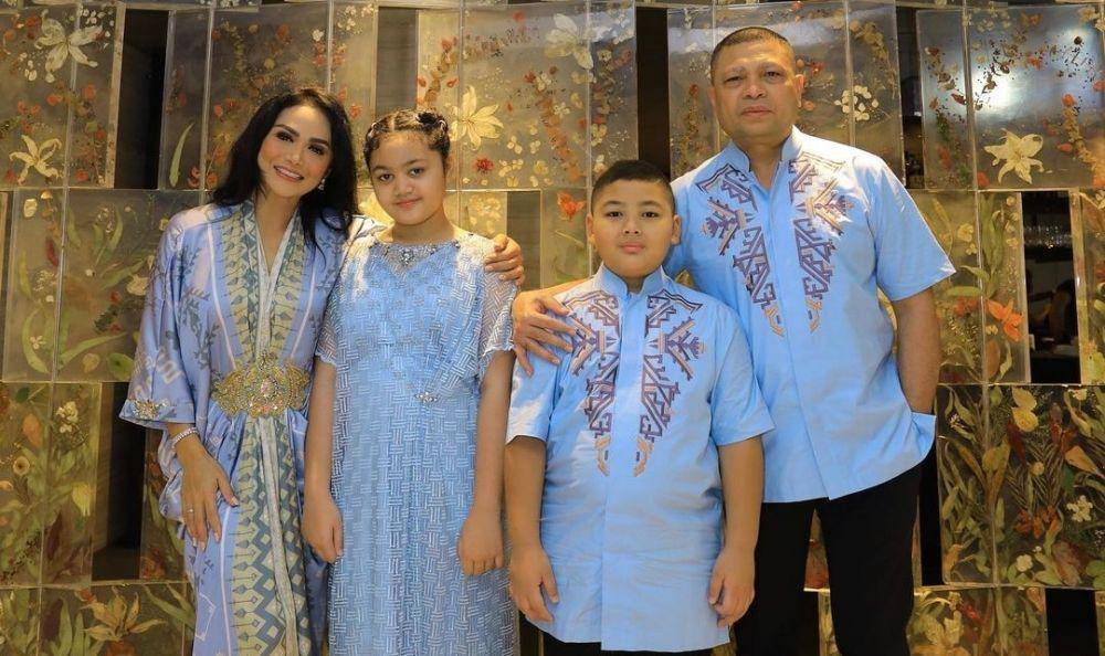 Krisdayanti bersama keluarga (instagram.com/krisdayantilemos)