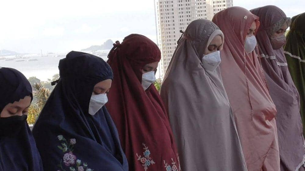 Wali Kota Bandar Lampung, Eva Dwiana salat Idul Fitri 1443 Hijriah di rumah dinas, Senin (2/5/2022). (IDN Times/Istimewa).