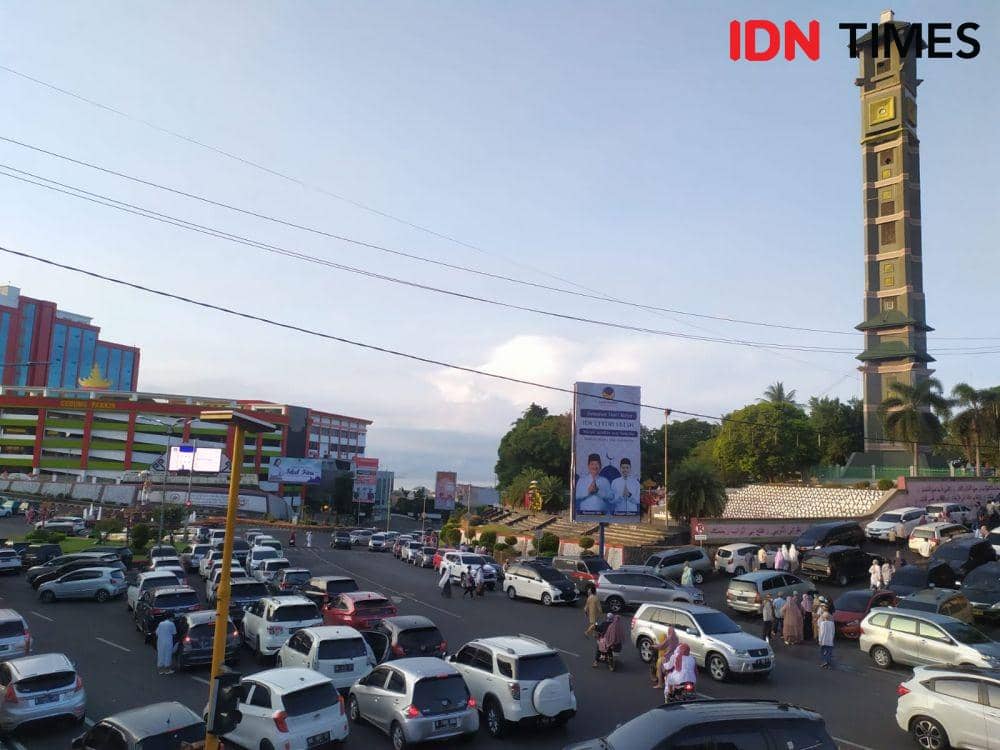 Kendaraan jemaah menunaikan Salat ID di Masjid Agung Al Furqon Bandar Lampung. (IDN TImes/Tama Yudha Wiguna).