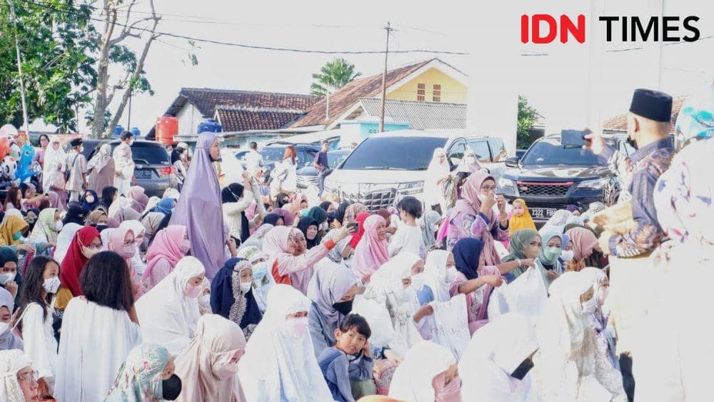 Perantau Bahagia Bisa Salat Idul Fitri di Masjid Agung Al-Furqon