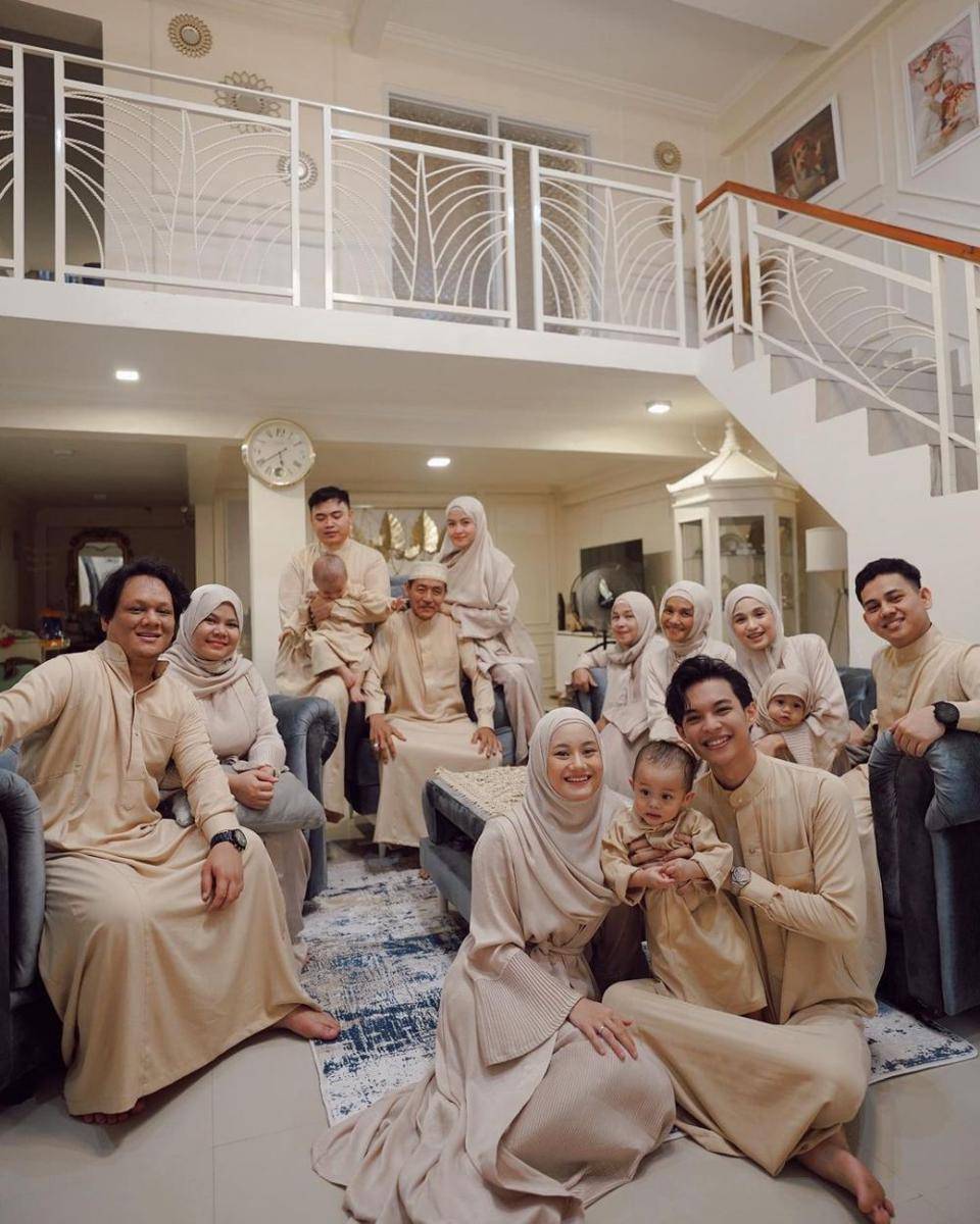 potret keluarga Dinda Hauw dan Rey Mbayang (instagram.com/rey_mbayang)