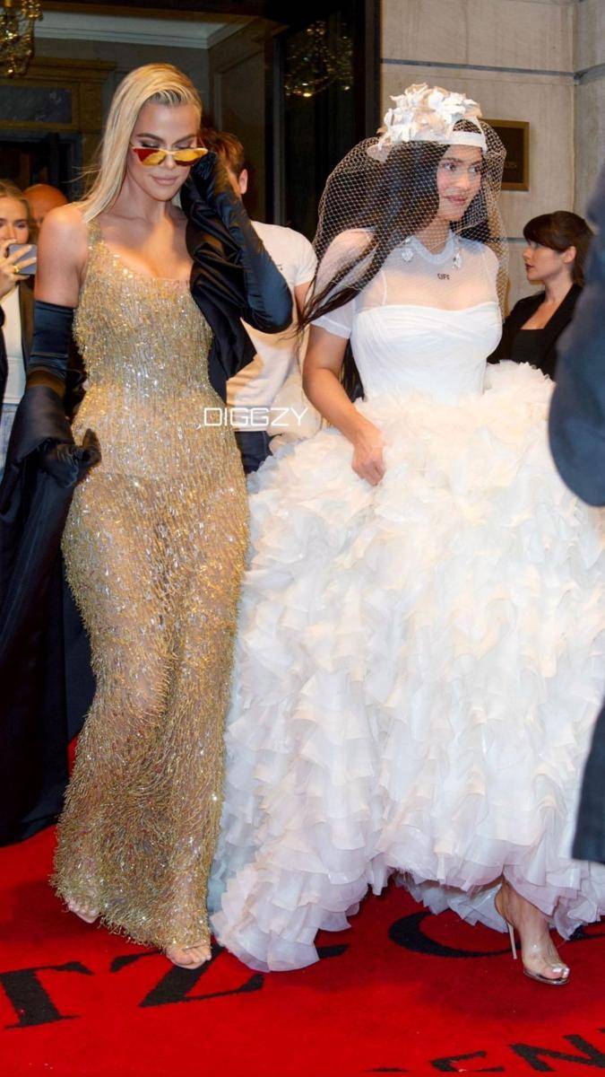 Khloe Kadarshian dan Kylie Jenner di Met Gala 2022 (instagram.com/diggzy)