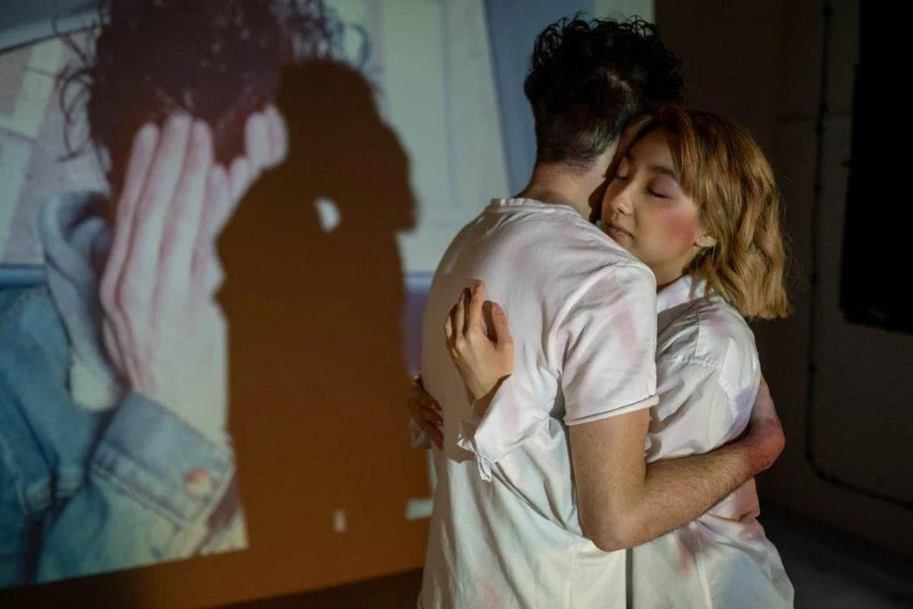 Love Bombing: Penyebab, Tanda Bahaya, dan Penanganan