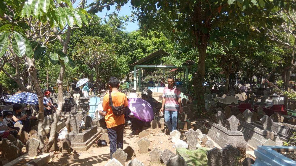 Malam Bergota Semarang dipadati peziarah saat H+2 Lebaran 2022. (IDN Times/bt)