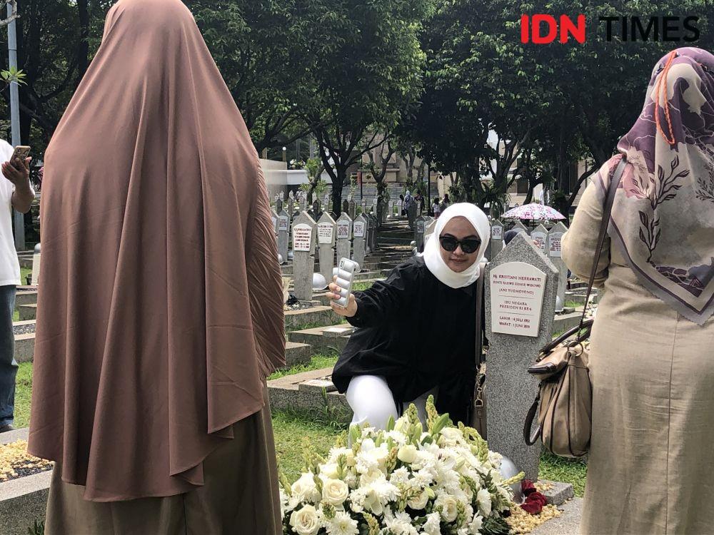7 Potret Warga Antre Selfie di Makam Habibie dan Ani Yudhoyono