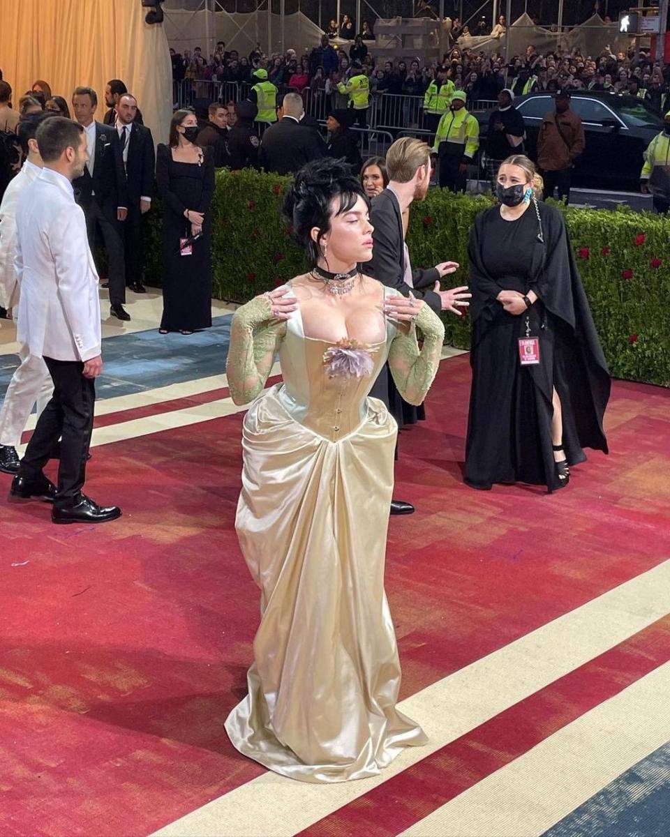 Billie Eillish di Met Gala 2022 (instagram.com/billieeeilish)