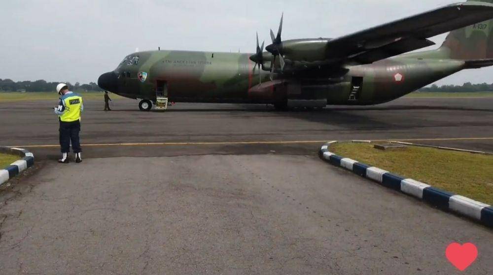TNI Angkatan Udara (AU) mengerahkan pesawat Hercules C-130 untuk membantu prajuritnya pulang ke kampung halaman. Pesawat dikerahkan dari Skadron Udara 31, Lanud Halim Perdanakusuma (www.instagram.com/@officialskadronudara31)