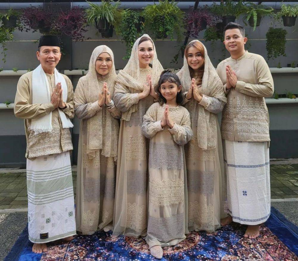 potret Ayu Ting Ting bersama keluarga (instagram.com/ayutingting92)