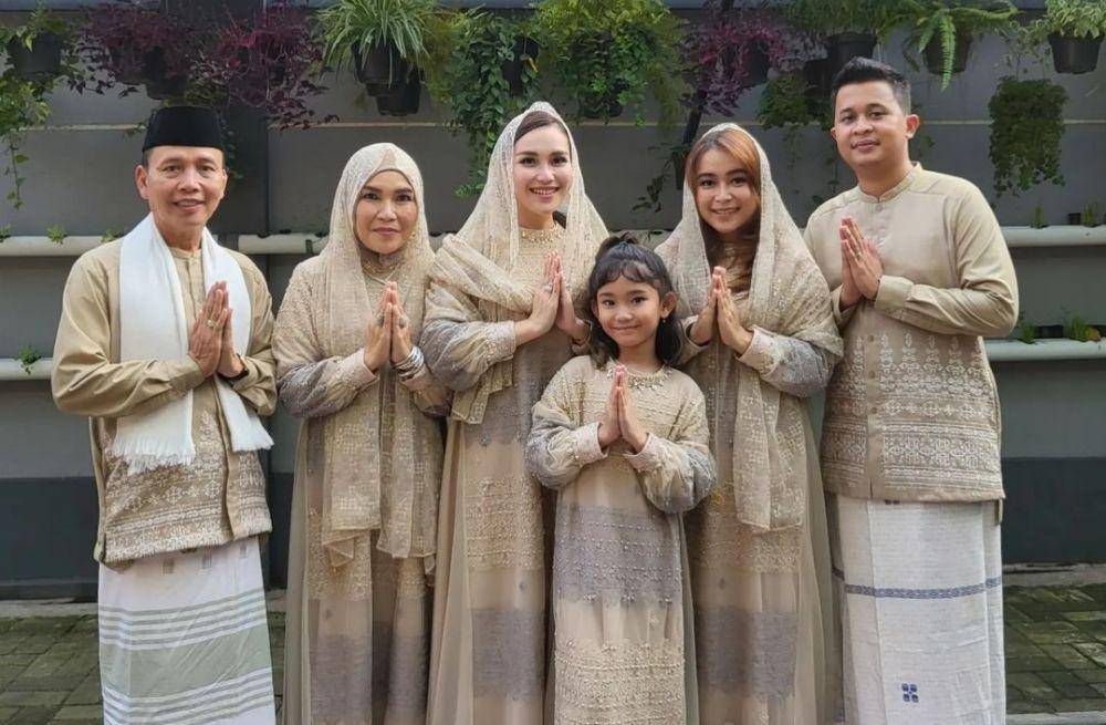 potret Ayu Ting Ting bersama keluarga (instagram.com/ayutingting92)