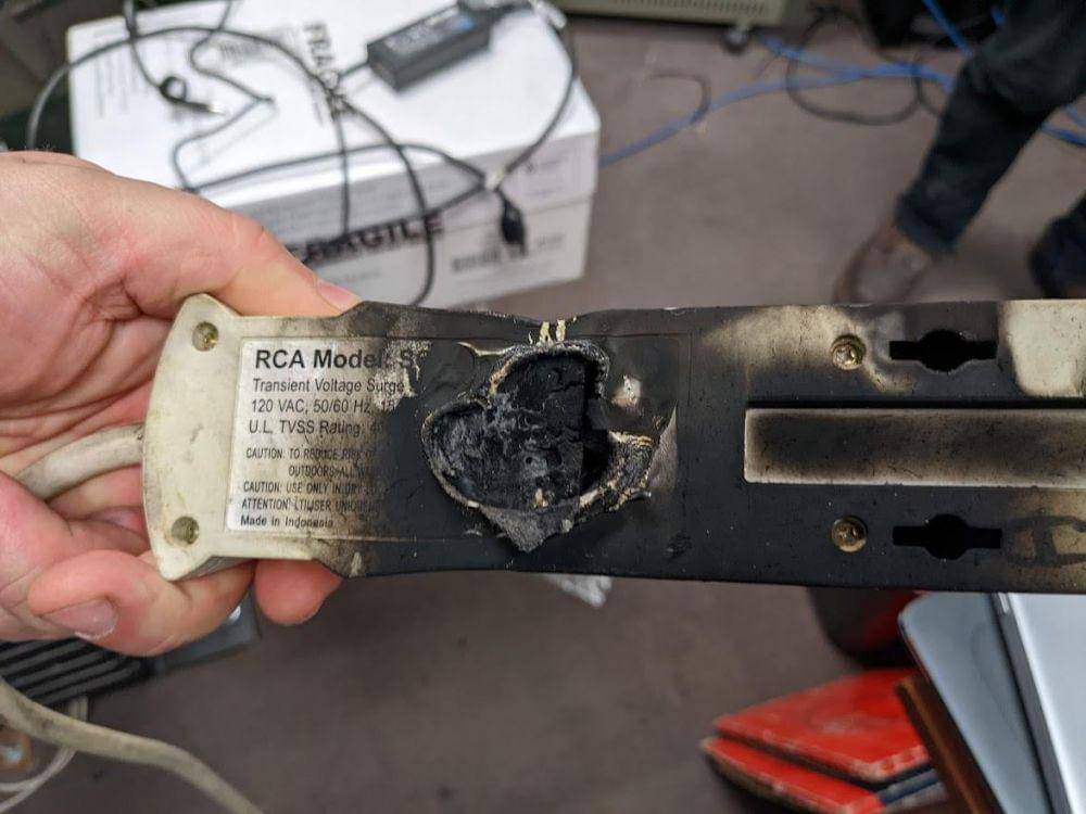 potret barang elektronik rusak (reddit.com/user/HackerBill)