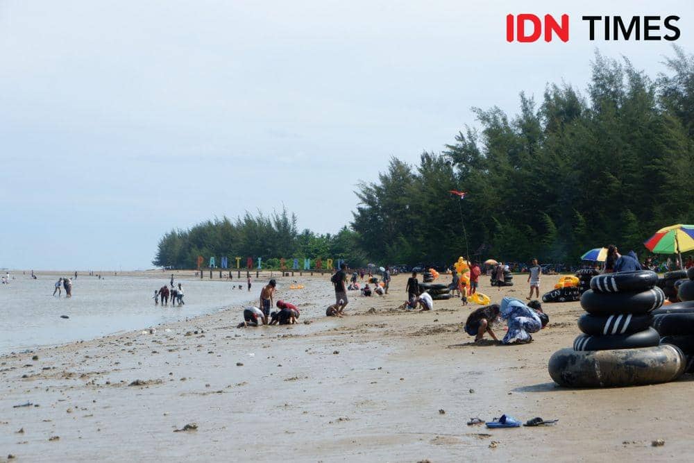 Wisatawan Melonjak, 200 Pengunjung sampai Bermalam di Pantai Lamaru