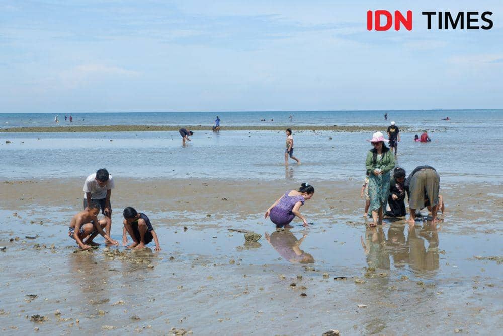 Para wisatawan sedang bermain air di Pantai Lamaru, Balikpapan Timur (IDN Times/Riani Rahayu)
