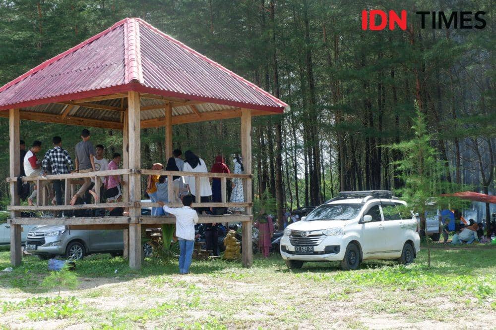 Para pengunjung sedang asik bersantai di Pantai Lamaru bersama keluarga (IDN TImes/Riani Rahayu)