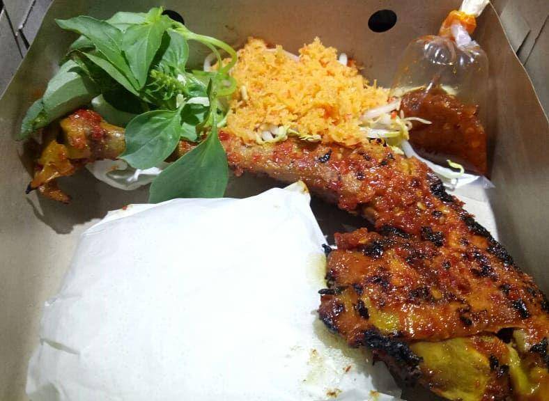 menu ayam bakar (Instagram.com/ayamgorengrinadin)