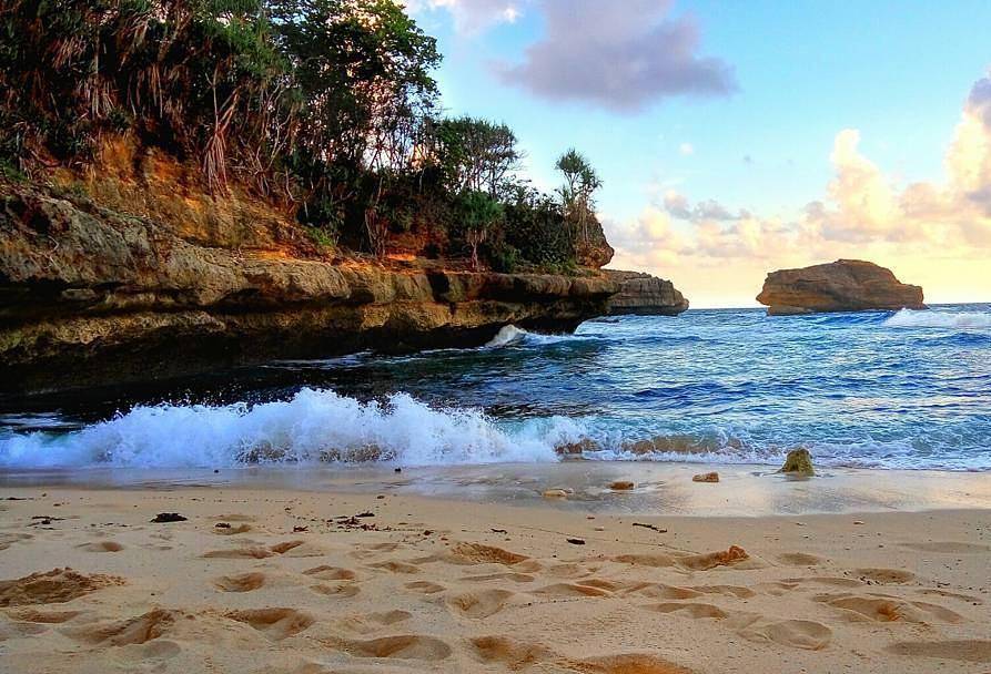 potret pantai ngliyep (instagram.com/pantaimalang)