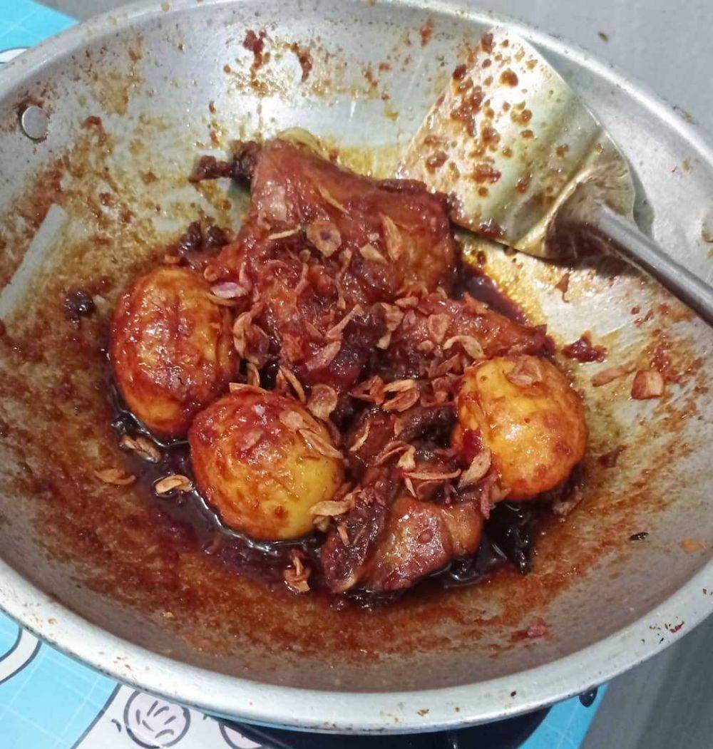 Memasak semur telur kecap (instagram.com/zaakiakiki)