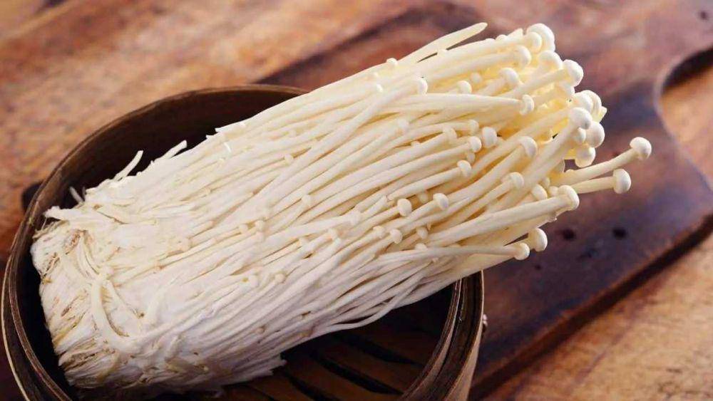 ilustrasi jamur enoki (nutritiousmushrooms.com)