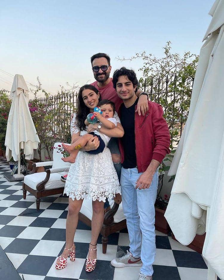 keluarga Sara Ali Khan (instagram.com/saraalikhan95)