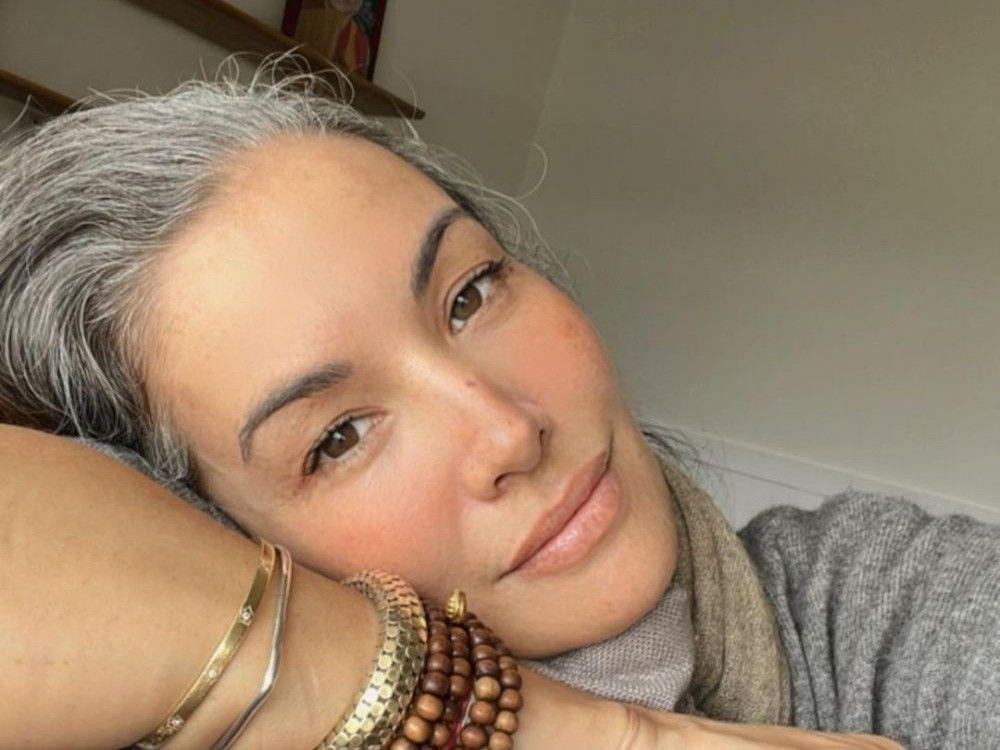 10 Potret Percaya Diri Nadya Hutagalung dengan Rambut Ubannya