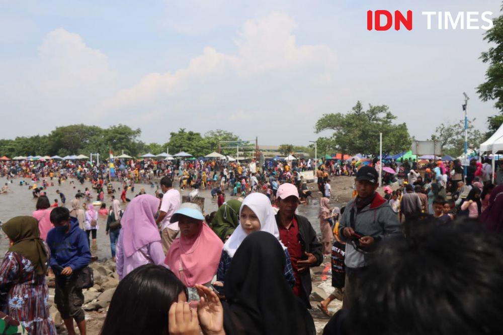Pantai Tanjung Pasir Tangerang Diserbu Pengunjung