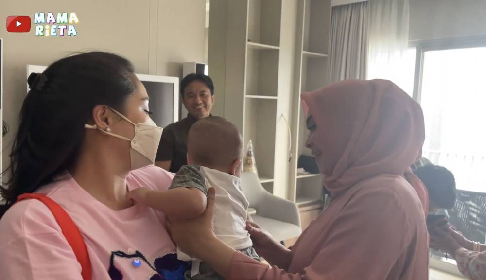 momen lebaran keluarga Raffi dan Gigi di apartemen Rieta Amilia (youtube.com/mamarieta)