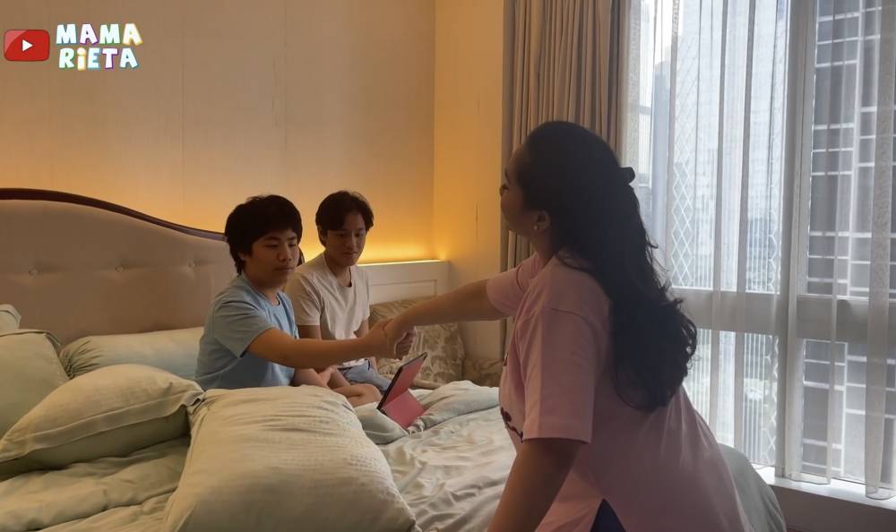 momen lebaran keluarga Raffi dan Gigi di apartemen Rieta Amilia (youtube.com/mamarieta)