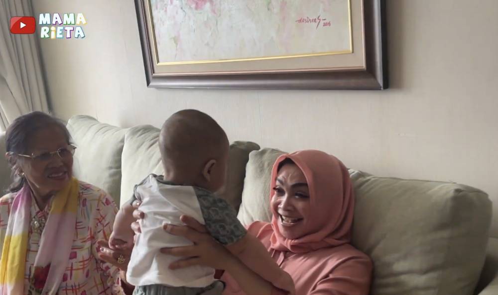 momen lebaran keluarga Raffi dan Gigi di apartemen Rieta Amilia (youtube.com/mamarieta)