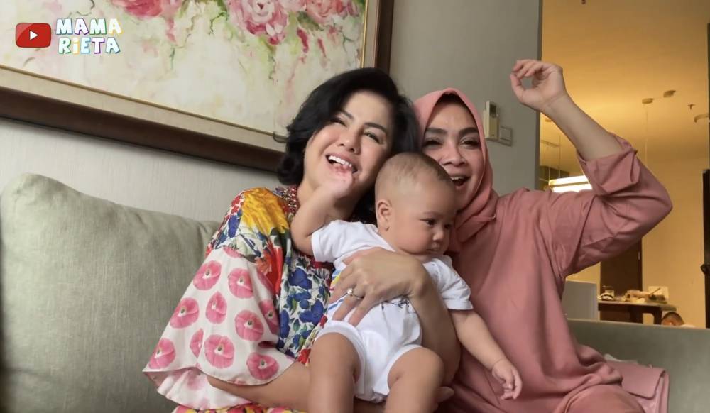 momen lebaran keluarga Raffi dan Gigi di apartemen Rieta Amilia (youtube.com/mamarieta)