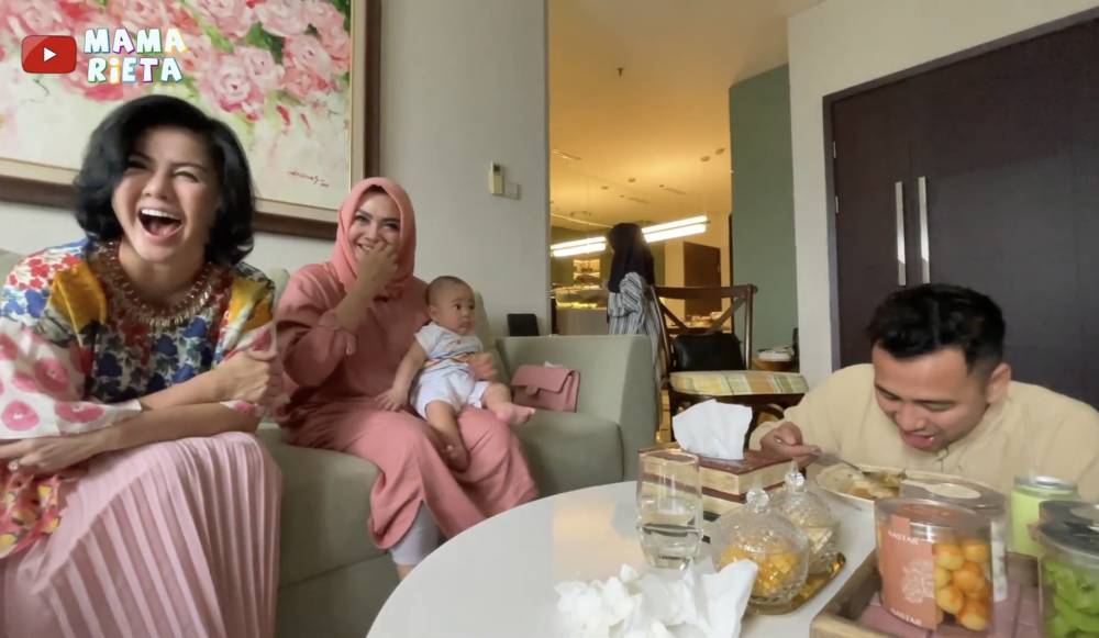 momen lebaran keluarga Raffi dan Gigi di apartemen Rieta Amilia (youtube.com/mamarieta)