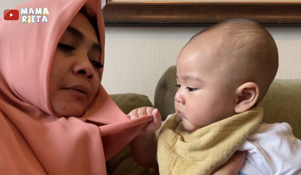momen lebaran keluarga Raffi dan Gigi di apartemen Rieta Amilia (youtube.com/mamarieta)