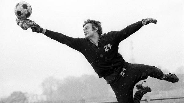 potret kiper legenda Bayern Munich, Sepp Maier (sportmob.com)