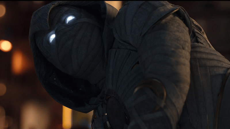 Moon Knight di episode 6, melihat penolongnya. (Dok. Marvel Studio/Moon Knight)