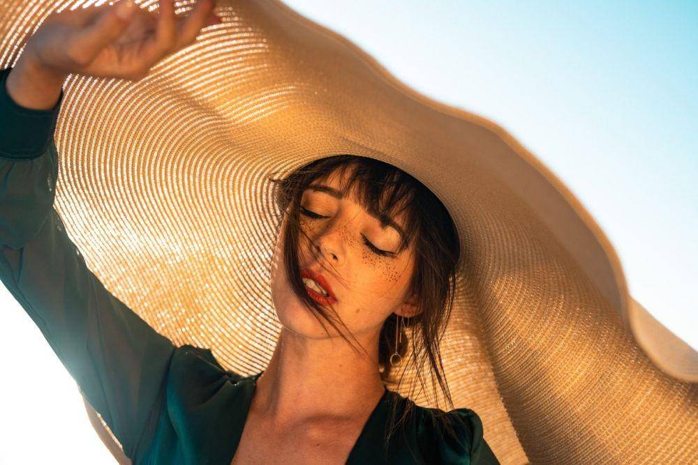 ilustrasi wanita dengan topi pantai (pexels.com/alexander stemplewski)
