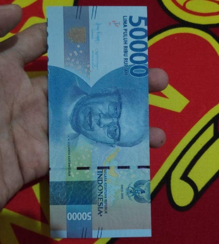 uang salah potong (instagram.com/humorsantuy)