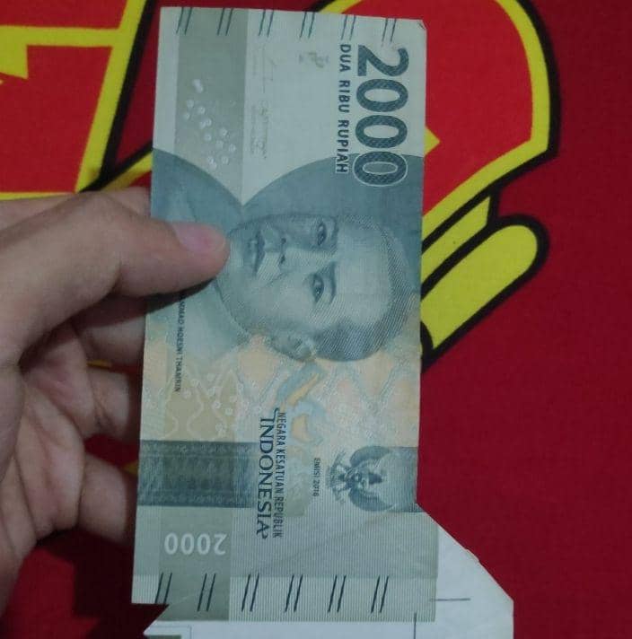 uang salah potong (instagram.com/humorsantuy)