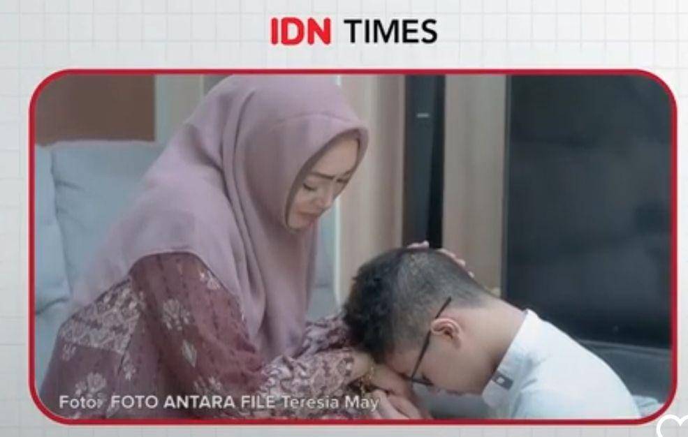 Mantan anggota DPR Angelina Sondakh ketika merayakan Idul Fitri bersama putra satu-satunya Keanu Jabaar Massaid (ANTARA FOTO/File Teresia May)