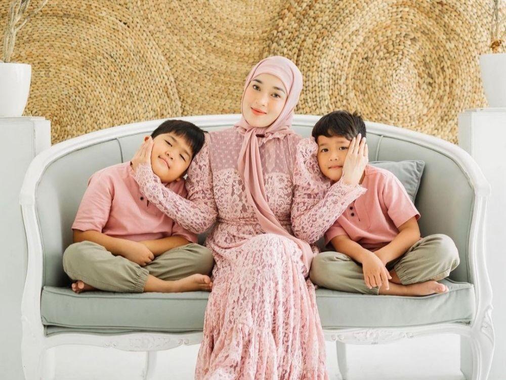 10 Potret Ririe Fairus Lebaran Hanya Sama Anak, Dua Tahun Tanpa Suami!