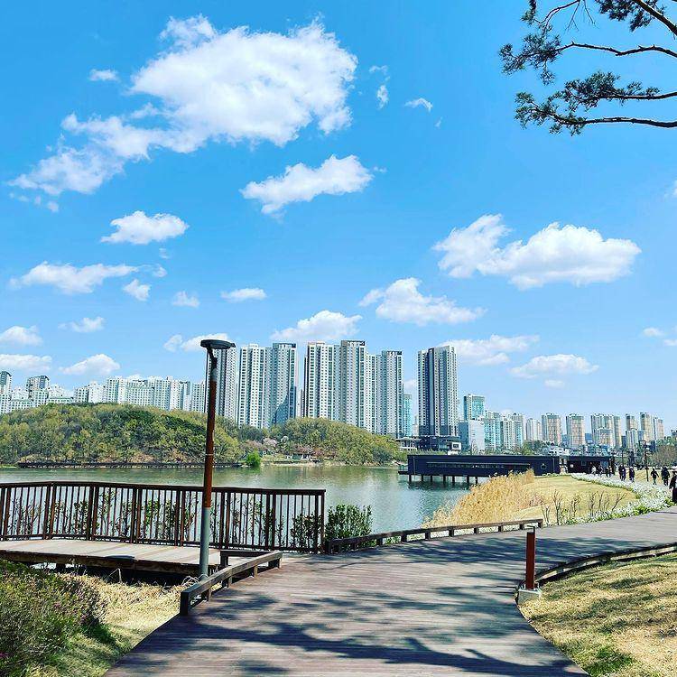 Dongtan Lake Park (instagram.com/dongtan.lake.park)