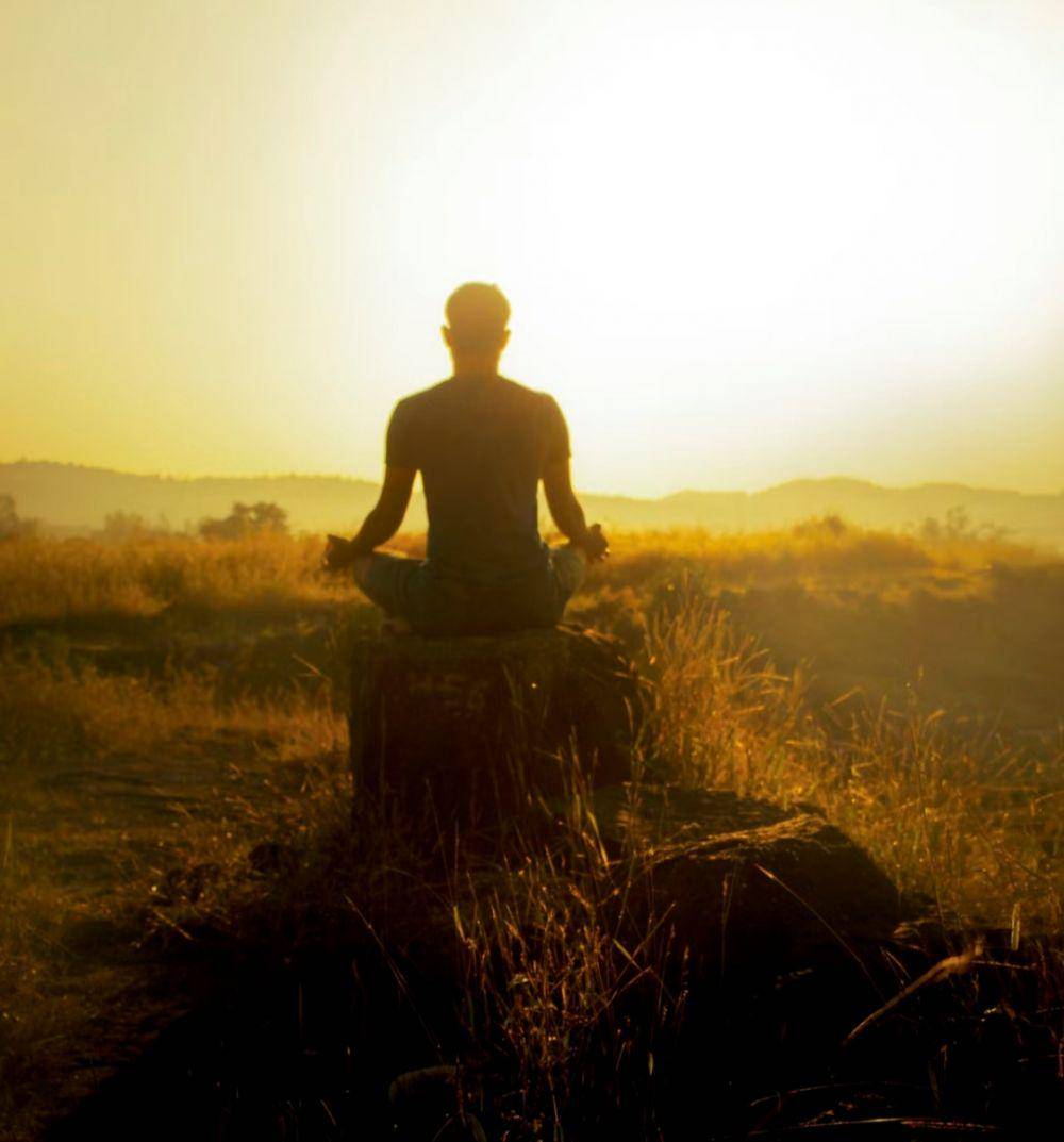 ilustrasi pria yang melakukan meditasi (unsplash.com/Anway Pawar)