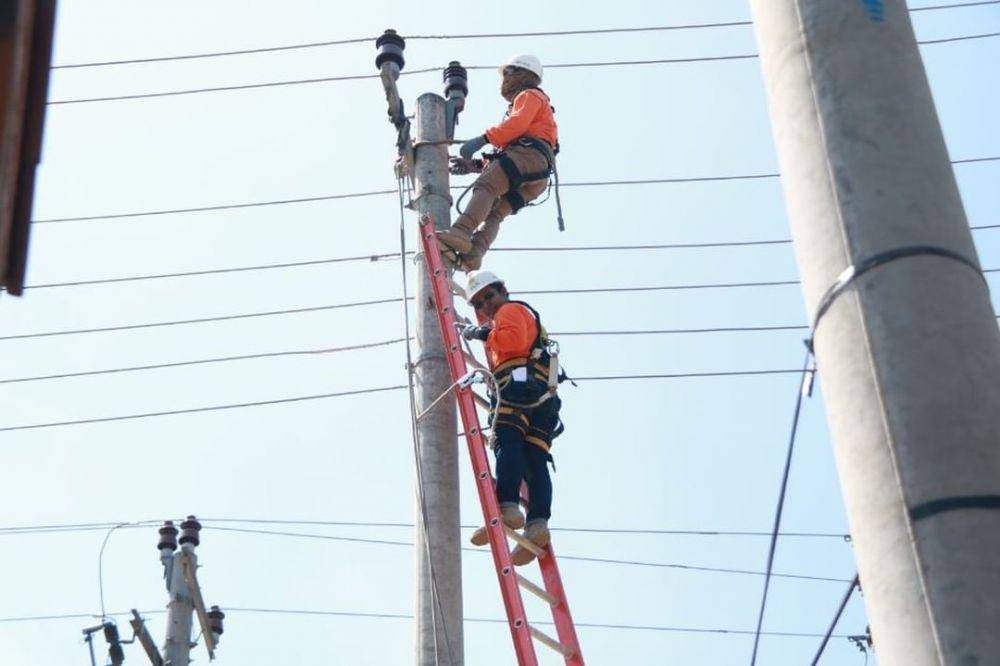 potret petugas PLN (instagram.com/plnjogja)