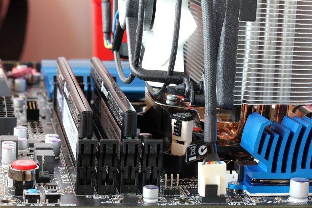 ilustrasi RAM yang terpasang di motherboard (pixabay.com/Bluebudgie)