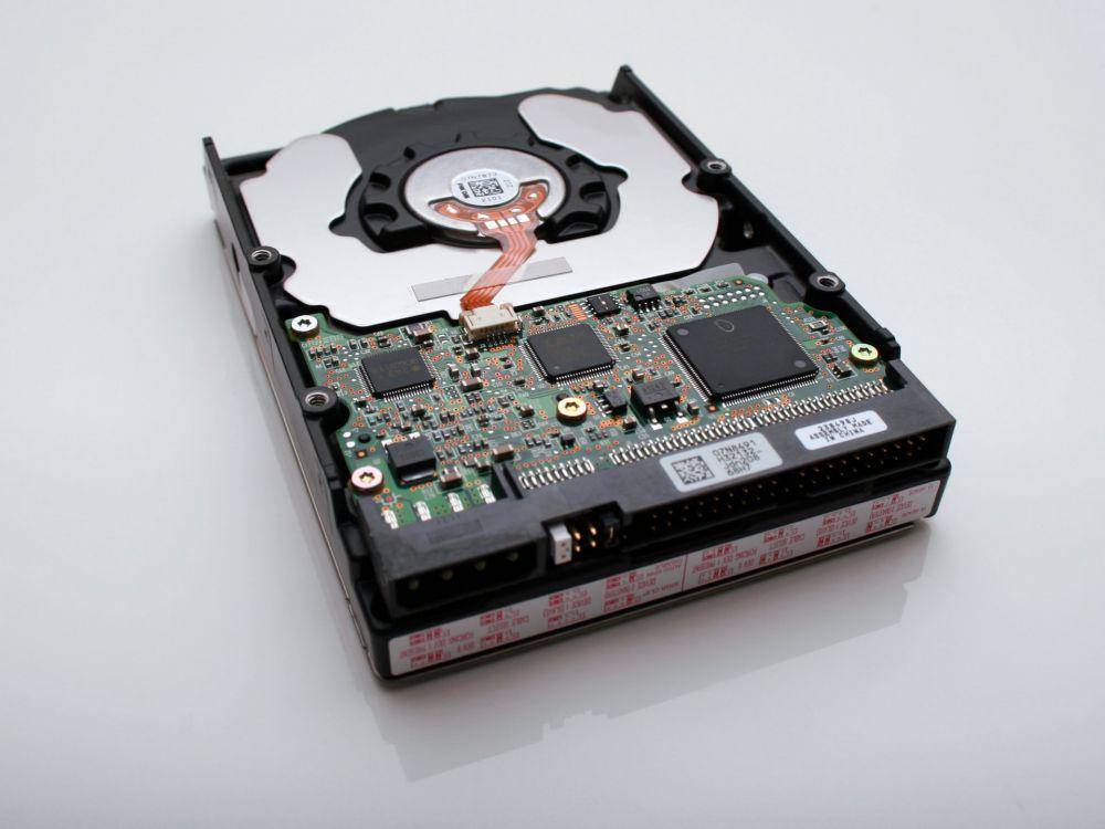 ilustrasi hard disk HDD (unsplash.com/Vincent Botta)